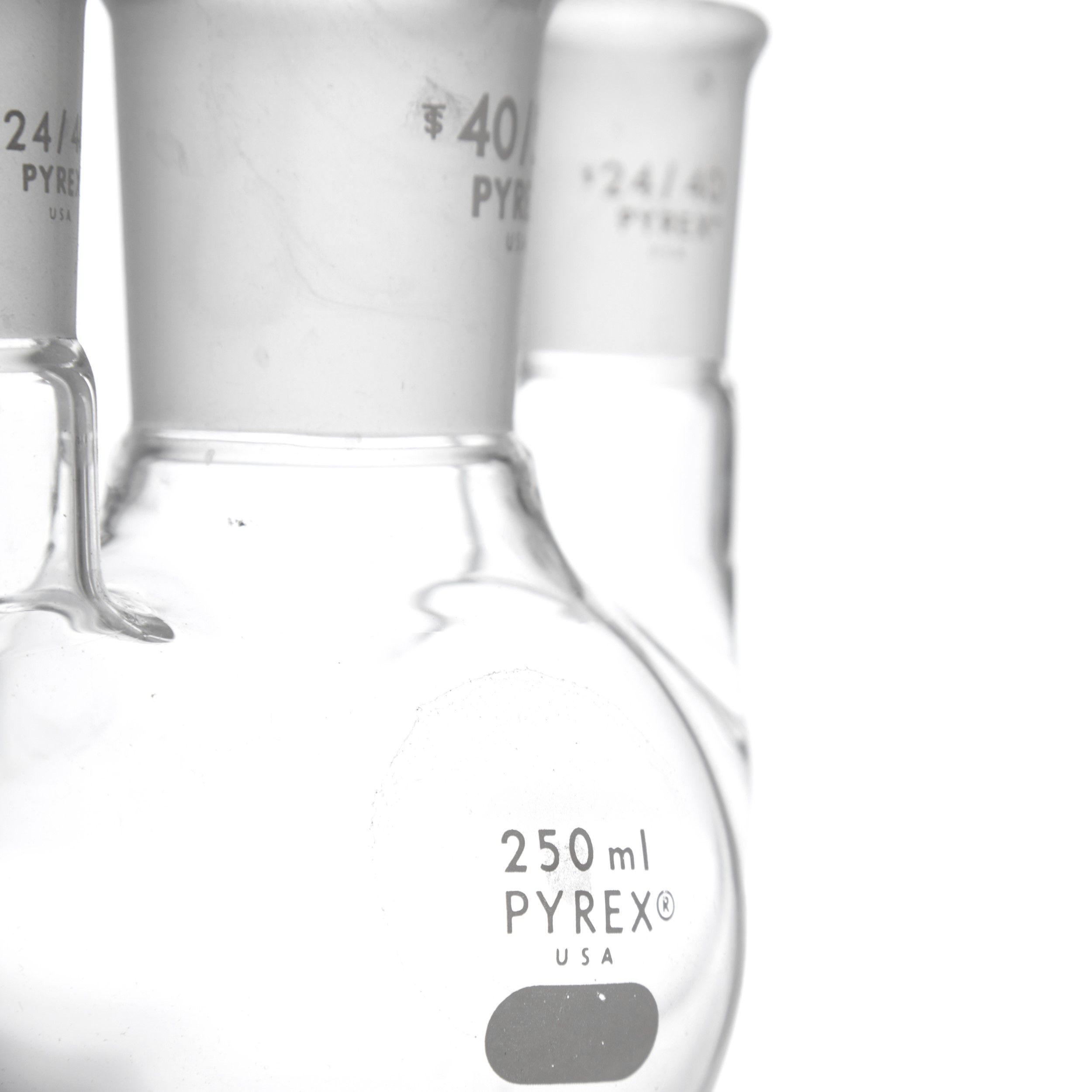 MATRAZ DE DESTILACIÓN DE 250ml CON TRES BOCAS VERTICALES. PYREX