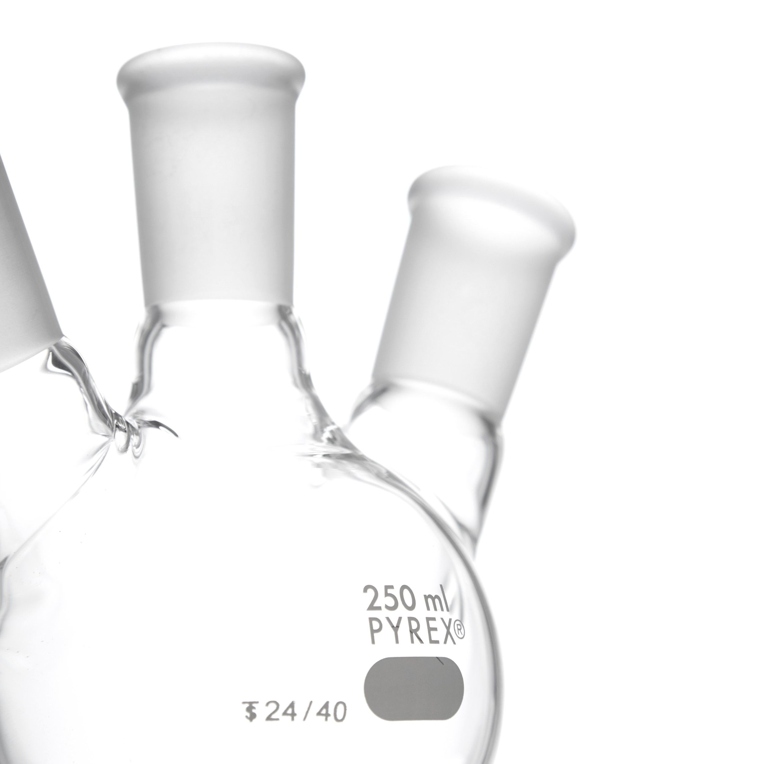 MATRAZ DE DESTILACIÓN DE 250ml CON TRES BOCAS EN ÁNGULO 24/40. PYREX