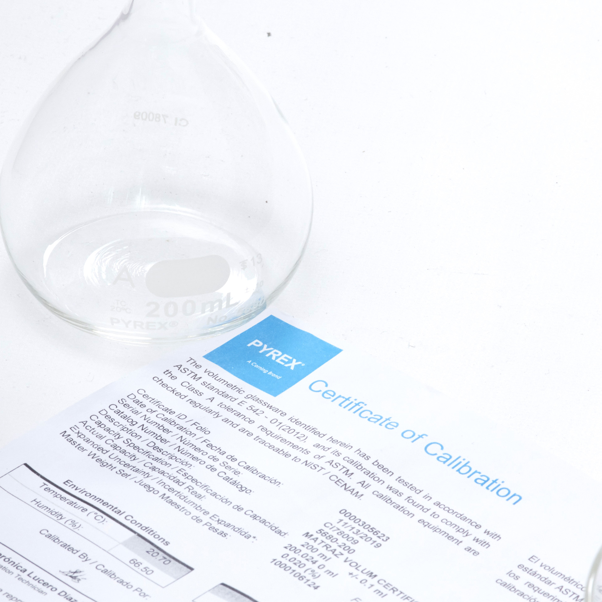 MATRAZ VOLUMÉTRICO DE 200ml CLASE A ASTM CON CERTIFICADO. PYREX