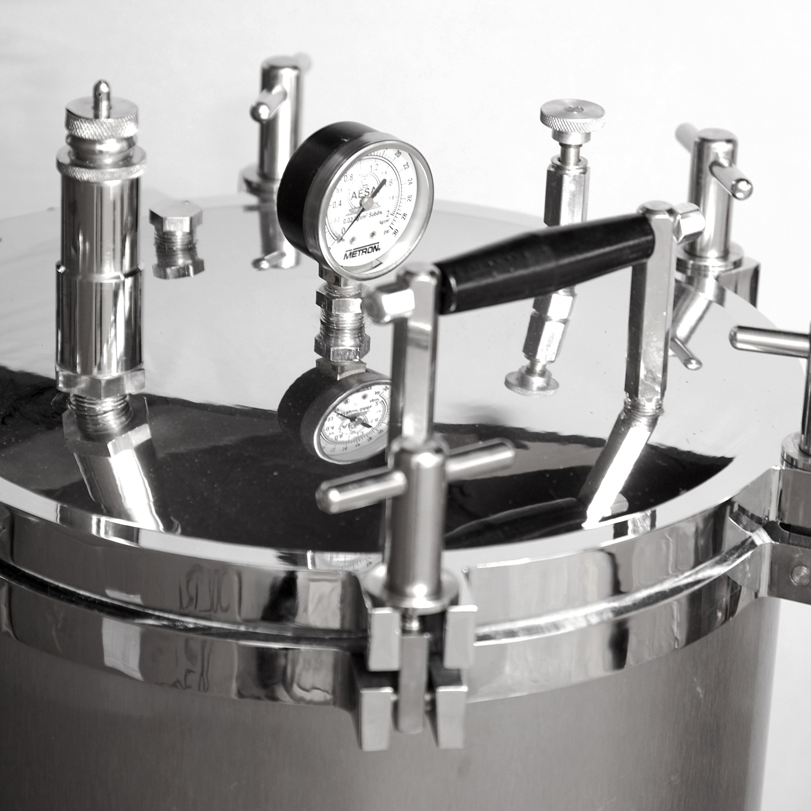 AUTOCLAVE VERTICAL DE 30 X 60cm. AESA