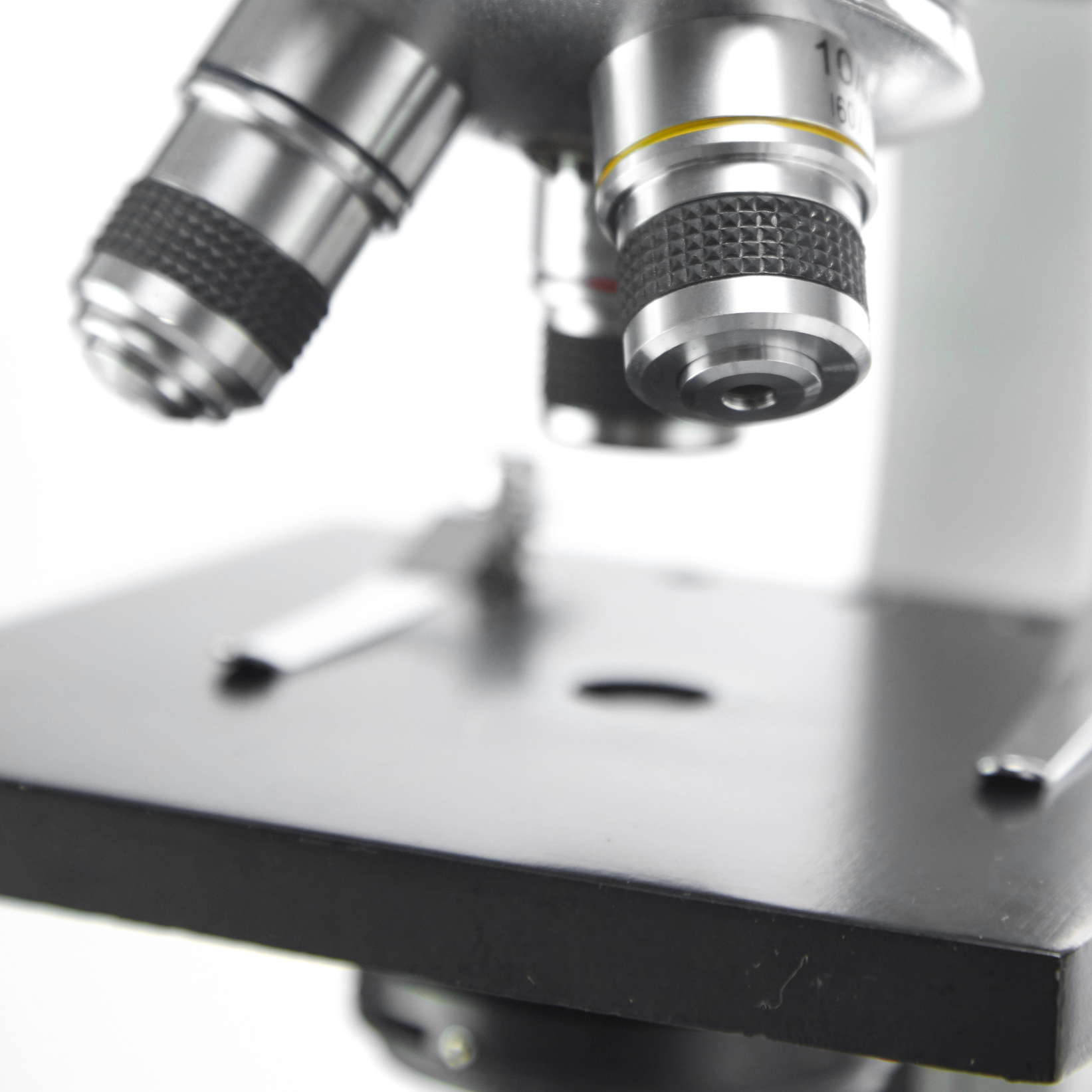 MICROSCOPIO MONOCULAR 600X CON LÁMPARA.