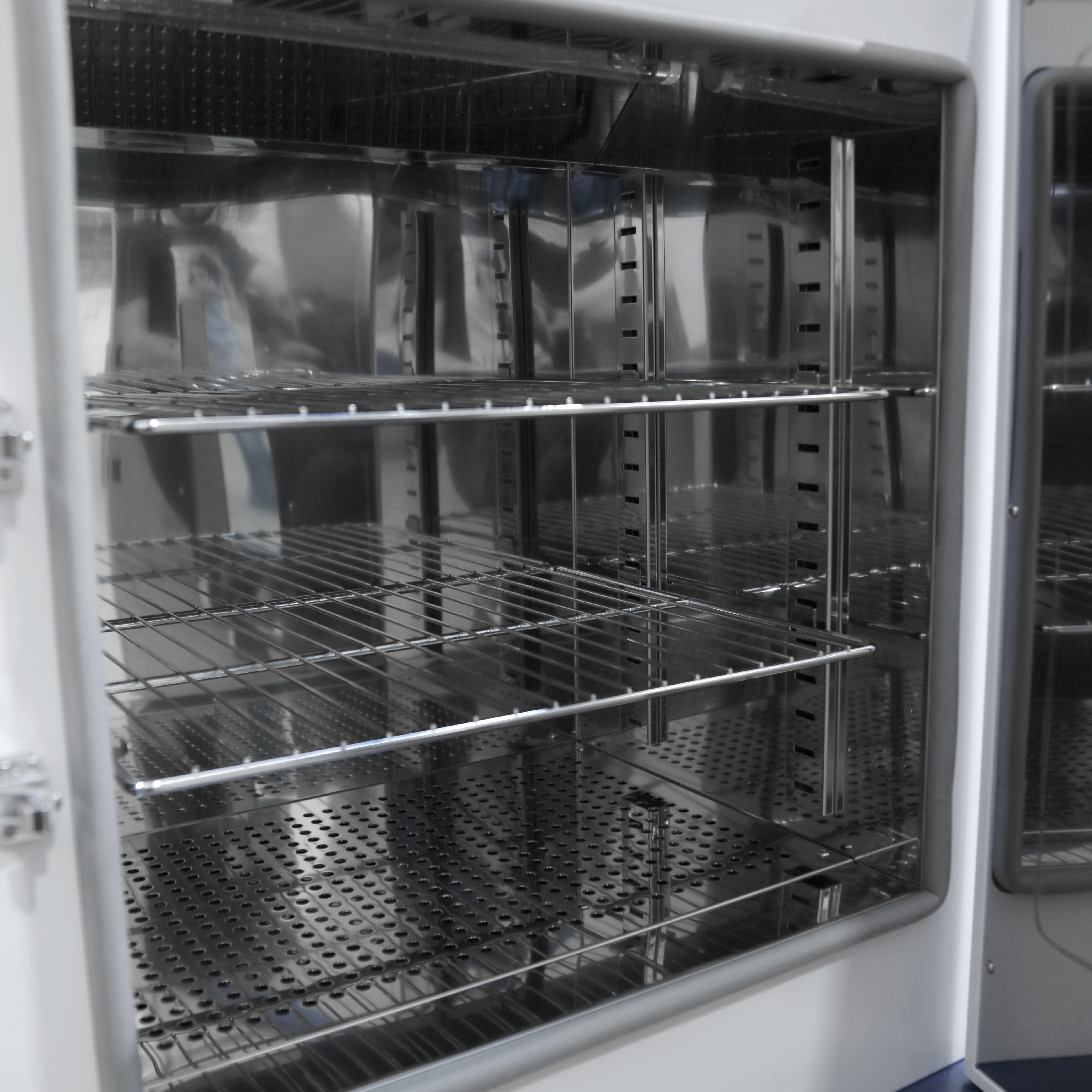 AUTOCLAVE CON LUZ ULTRAVIOLETA (UV). LABTECH