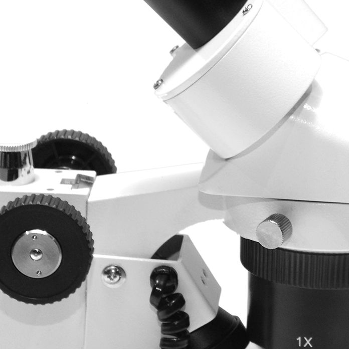 MICROSCOPIO ESTEROSCÓPICO 30X CON LÁMPARA. LAUKA