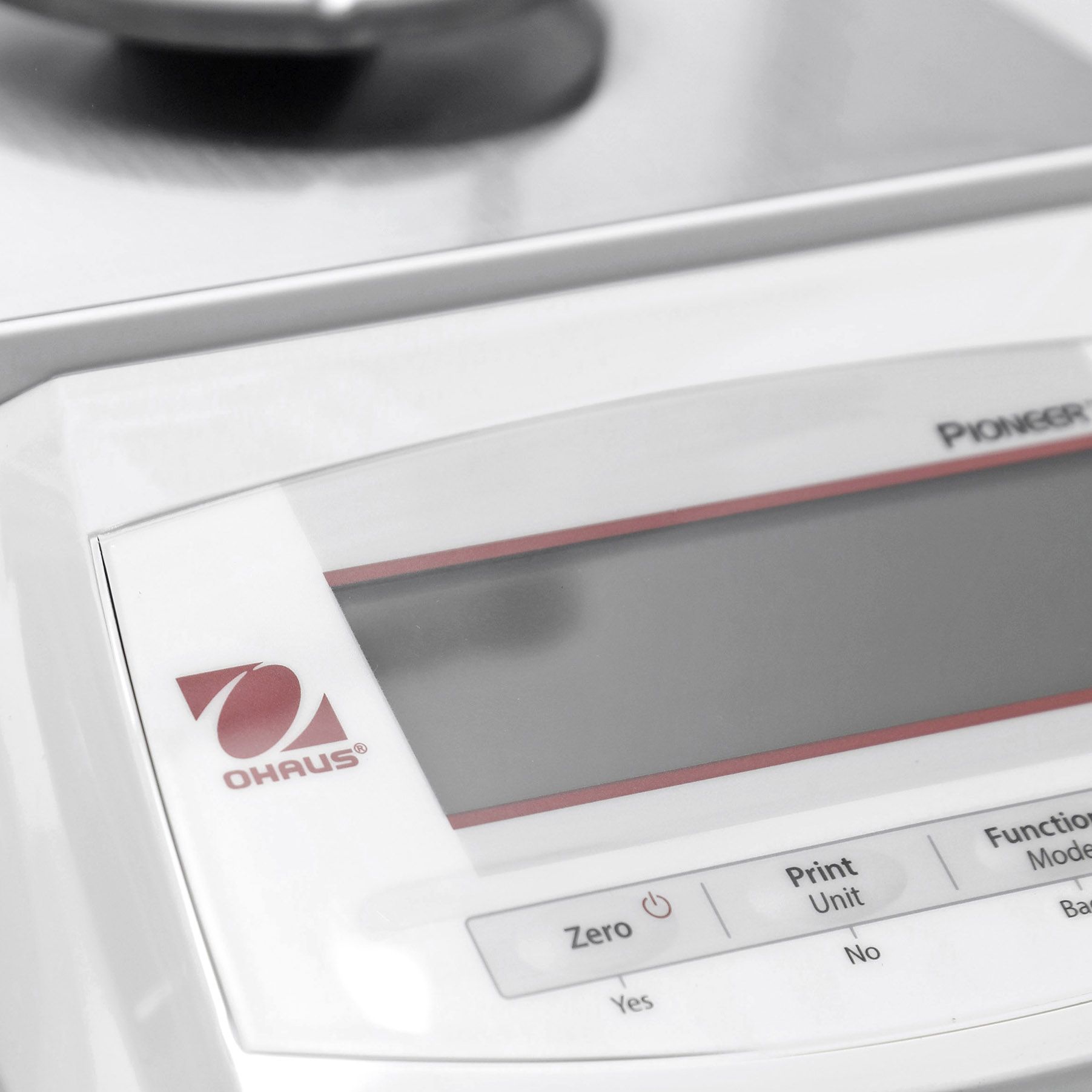 BALANZA ANALÍTICA PIONEER DE 220g.CON CALIBRACIÓN INTERNA. OHAUS