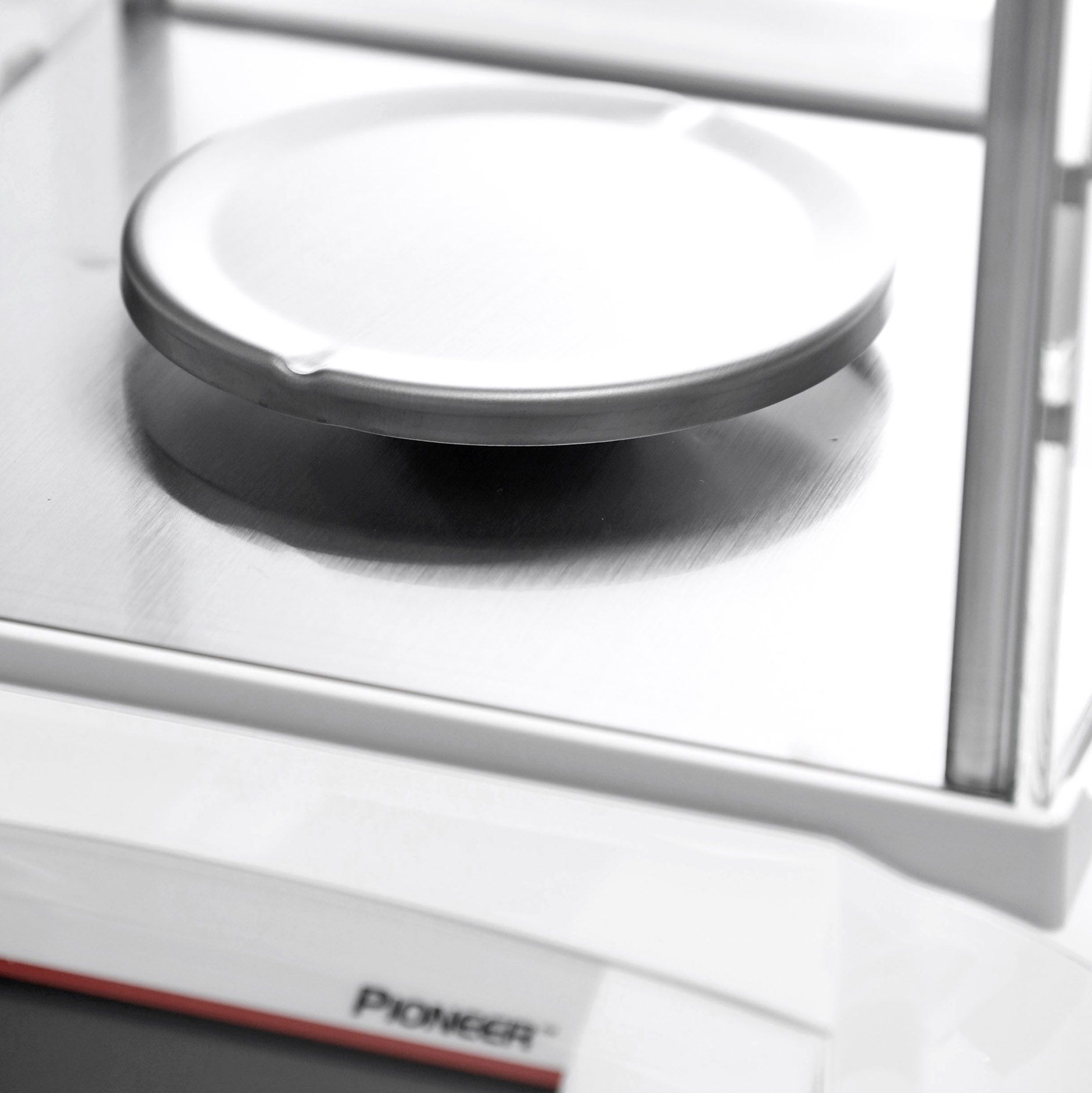 BALANZA ANALÍTICA PIONEER DE 220g.CON CALIBRACIÓN INTERNA. OHAUS