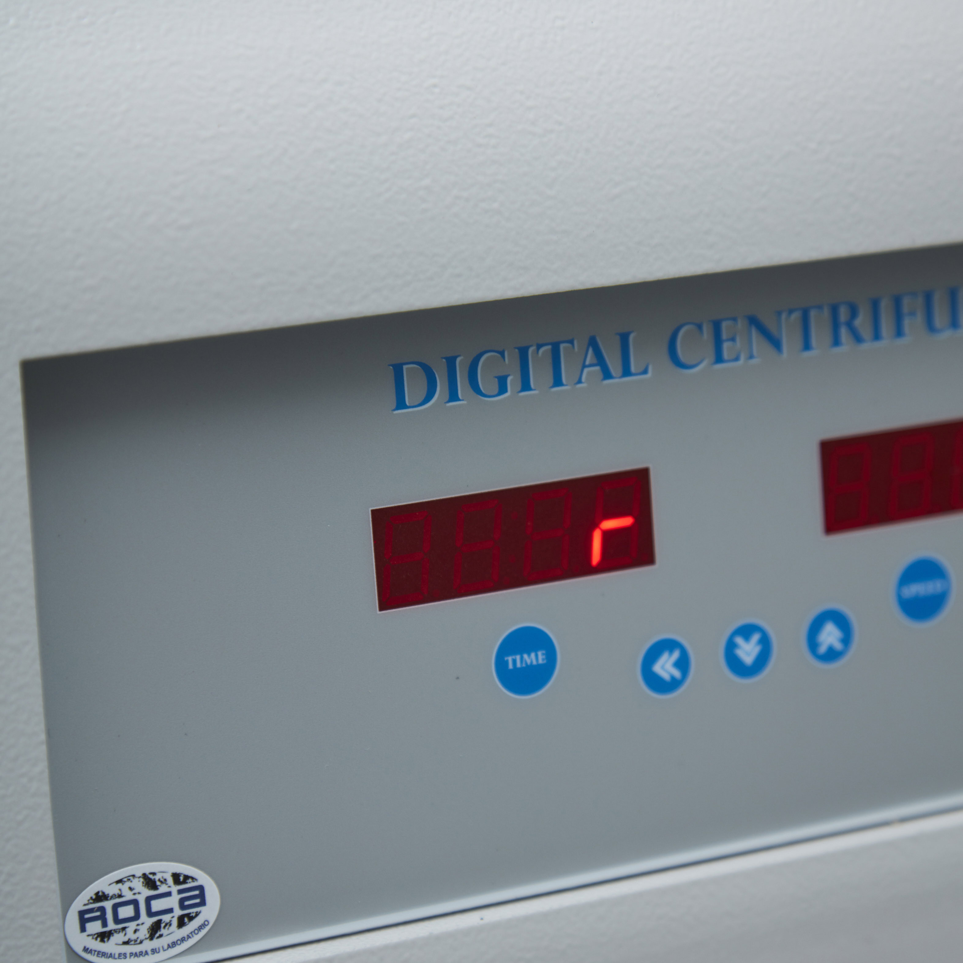 CENTRÍFUGA DIGITAL PARA 24 TUBOS DE 15ml. ROCA