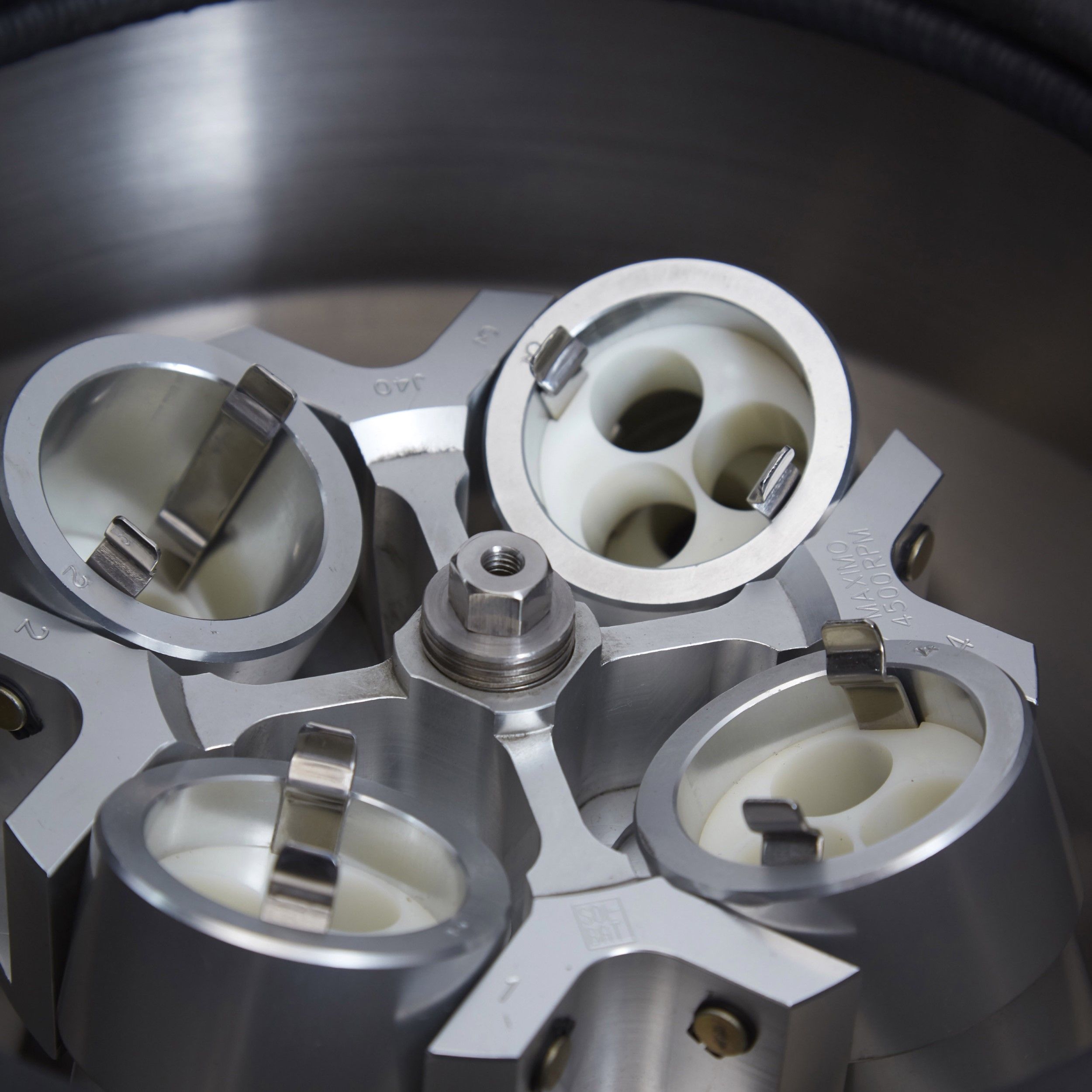 CENTRÍFUGA PARA 12 TUBOS DE 15ml Y 16 TUBOS DE 13 X 100mm. SOL-BAT